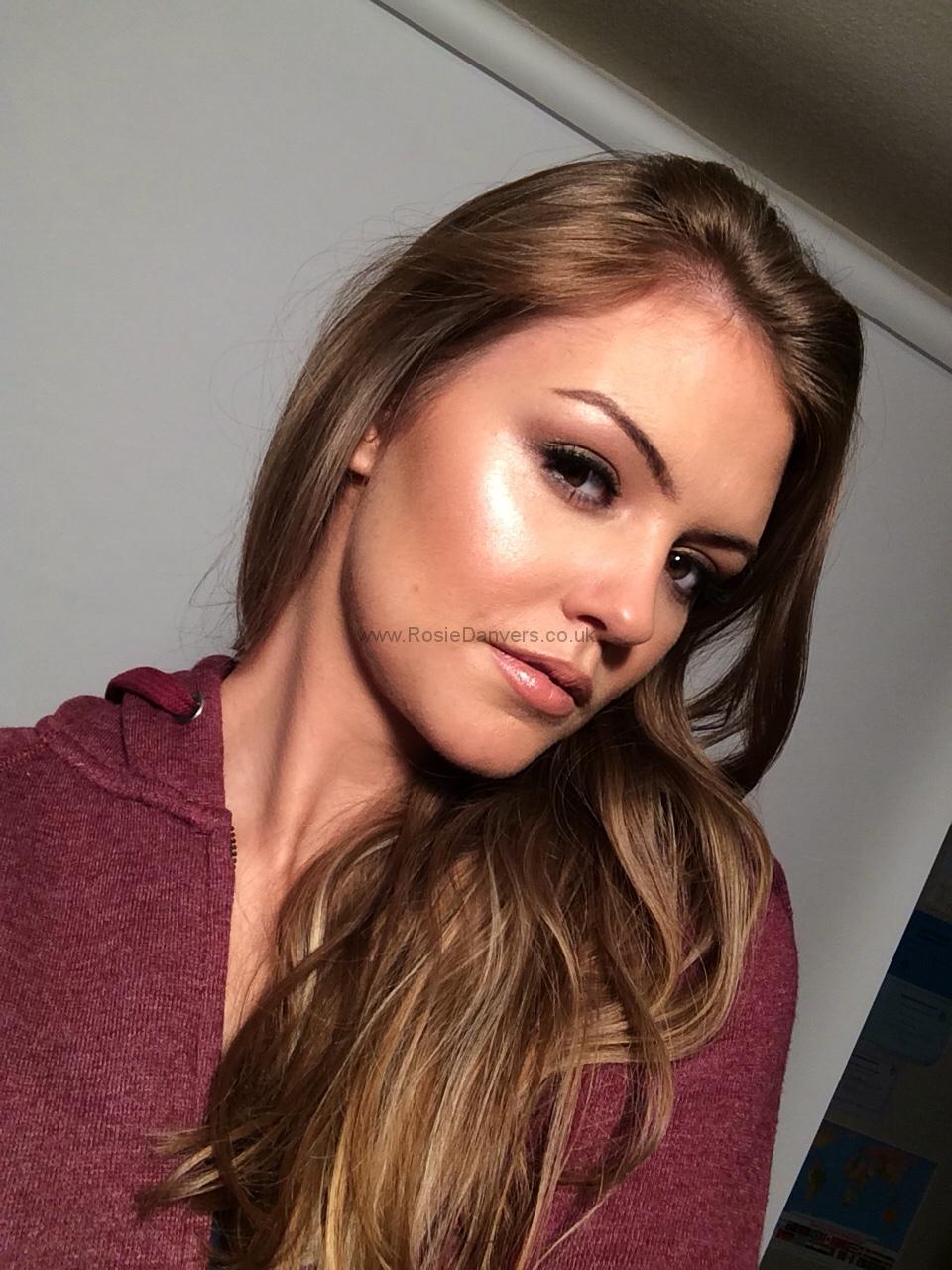 Happy New Year! 🎉🎉 Bumper selfie set for all of my website members 😘